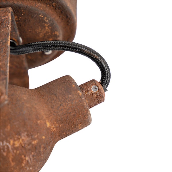 Detailaufnahme einer rostfarbenen Lampe mit einem schwarzen Kabel