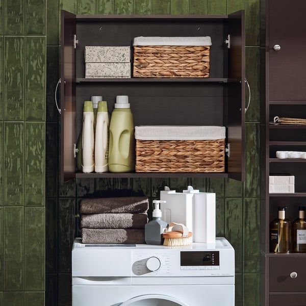 Waschküche mit Waschmaschine, Wandschrank, Wäschekörben und Reinigungsmitteln