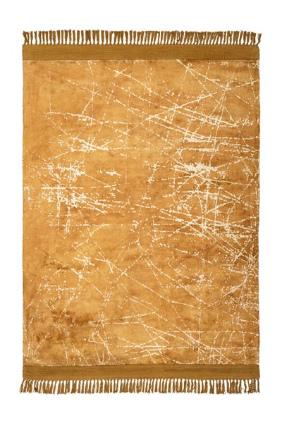 Ockerfarbener Teppich mit Fransen und abstraktem Linienmuster im Vintage-Stil.