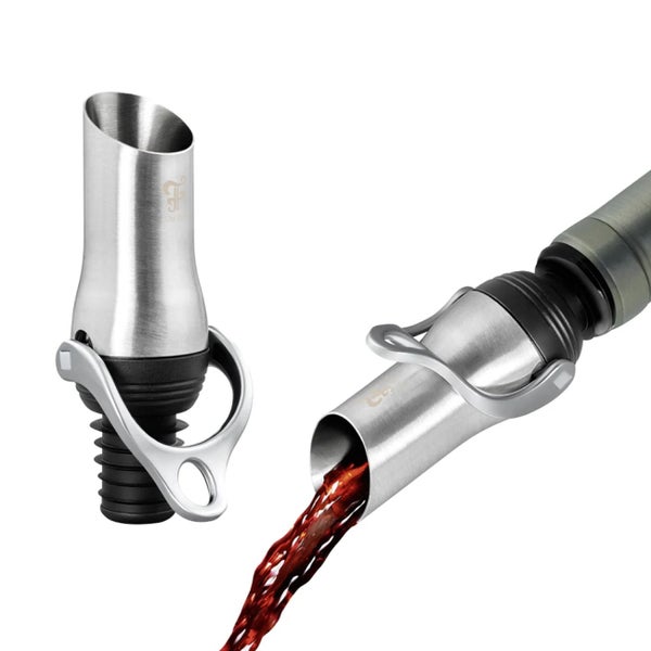 Wein-Ausgießer und Wein-Verschluss aus Edelstahl, stehend und beim Ausgießen aus einer Flasche.