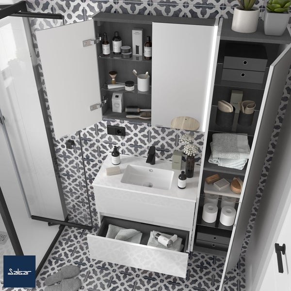 Modernes, helles Badezimmer-Set mit weißem Waschbeckenunterschrank, offenem Spiegelschrank und hohem Regal vor gemusterten Fliesen. Salsar Logo.
