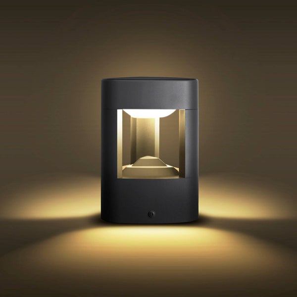 Moderne zylindrische LED-Außenwandleuchte in Anthrazit mit warmweißem Lichtschein.