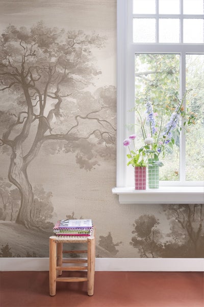 Szene mit gemusterter Tapete, Fenster mit Blumen und einem Hocker mit Büchern.