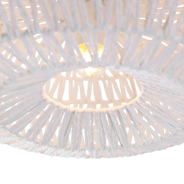 Deckenleuchte aus geflochtenem Seil mit brennendem Leuchtmittel im Inneren.