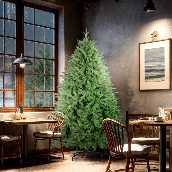 Großer künstlicher Weihnachtsbaum in einem rustikalen Zimmer mit Holztisch, Stühlen und einem großen Fenster.