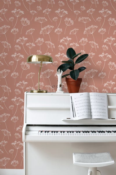 Dekoratives Zimmer mit einer weißen Klavier und einer Wand mit Blumenmuster.