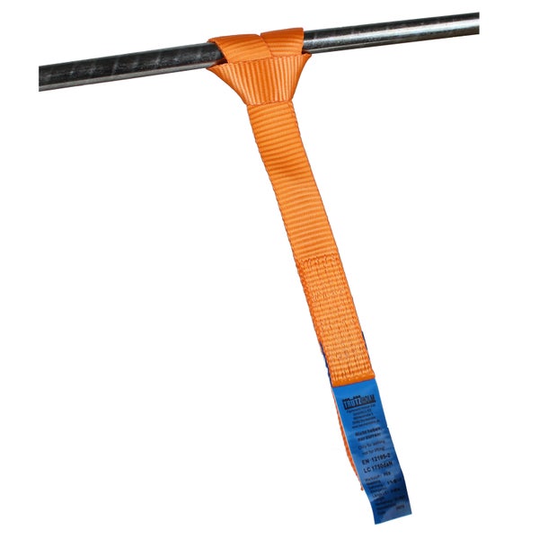 Eine Zurrschlinge aus Polyester mit Trutzholm Logo und Produktinformationen, befestigt an einer Metallstange zur Ladungssicherung.