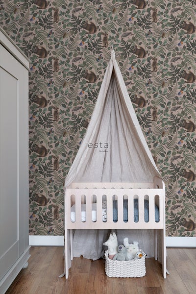 Babyzimmer mit Kinderbett, Spielzeug und Waldtiertapete