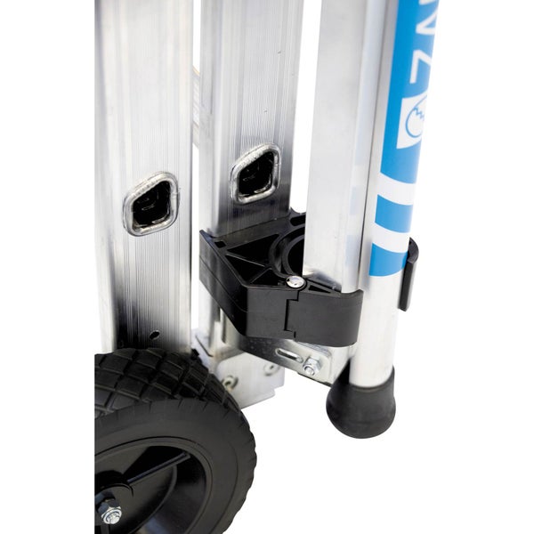 Detailansicht einer Leiter mit Rollen für den einfachen Transport.