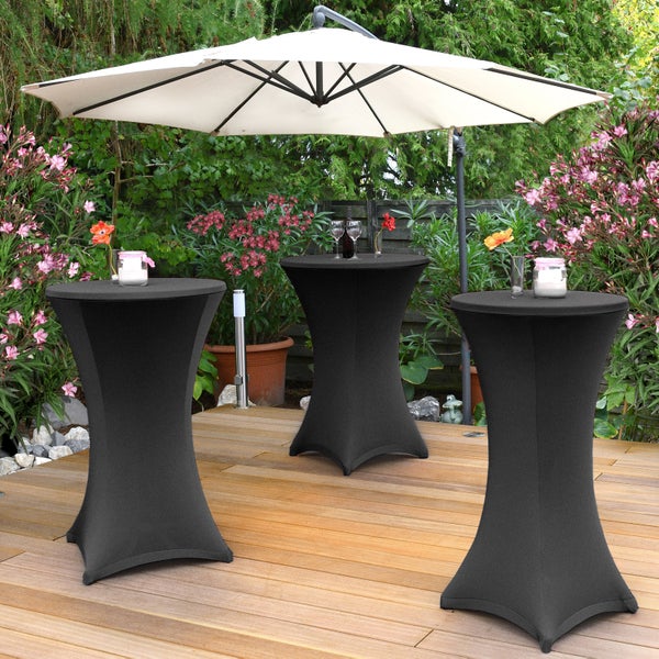 Gartenszene mit drei Stehtischen mit Hussen und einem Sonnenschirm auf einer Holzterrasse