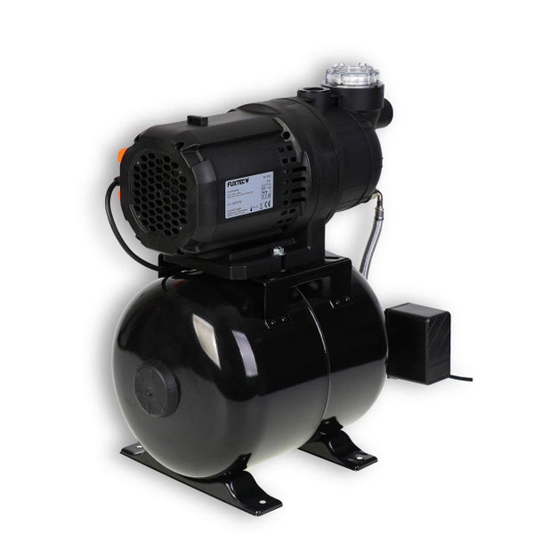 Schwarzes Hauswasserwerk Fuxtec mit Druckkessel und integrierter Pumpe zur automatischen Wasserversorgung in Haus und Garten.