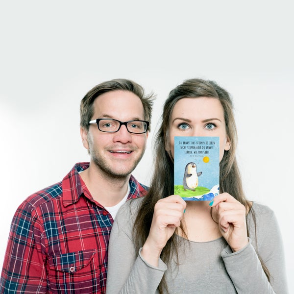 Mr. & Mrs. Panda Postkarte Pinguin Surfer - Eisblau