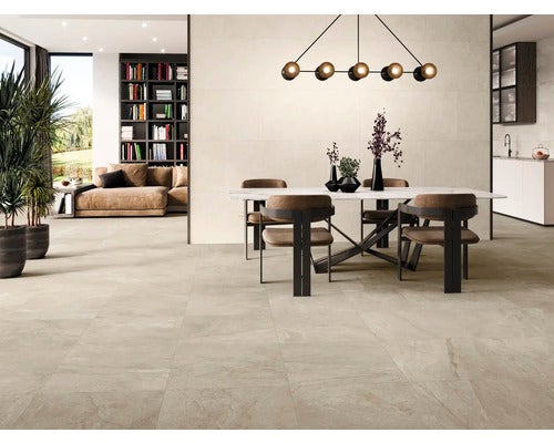 Heller Wohnraum mit Bodenfliesen, Esstisch und Bücherregal