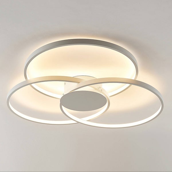 Moderne LED-Deckenleuchte mit ineinander verschlungenen Ringen und warmweißem Licht.