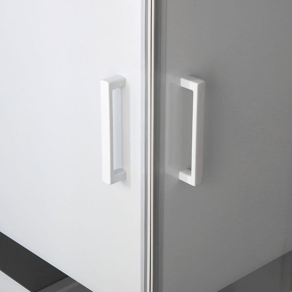 Detailansicht eines Badezimmerschranks mit Griffen