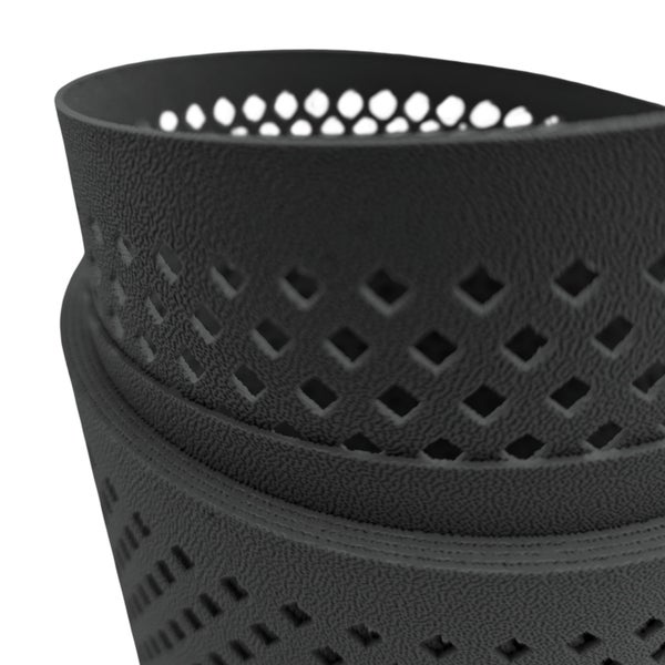 Detailaufnahme eines schwarzen Pflanzgefäßes mit Lochmuster