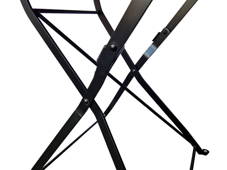 Schwarzes Metallgestell eines Klapptisches mit Klappmechanismus und stabilisierenden Querstreben.