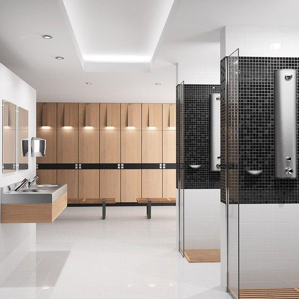 Modernes Duschraumdesign mit Holzspinden, Waschbecken und separaten Duschkabinen mit Mosaikfliesen in einem hellen und organisierten Wellnessbereich.