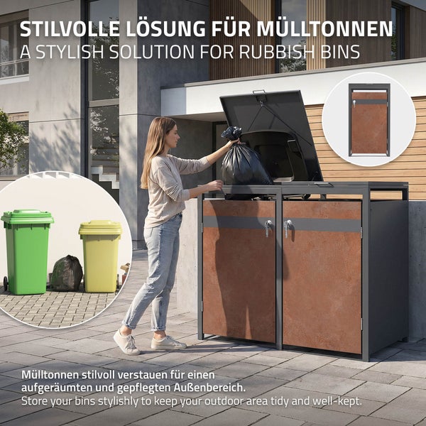 Eine Frau füllt einen Müllsack in eine doppeltürige Mülltonnenbox mit Rost-Optik in einem modern gestalteten Außenbereich.