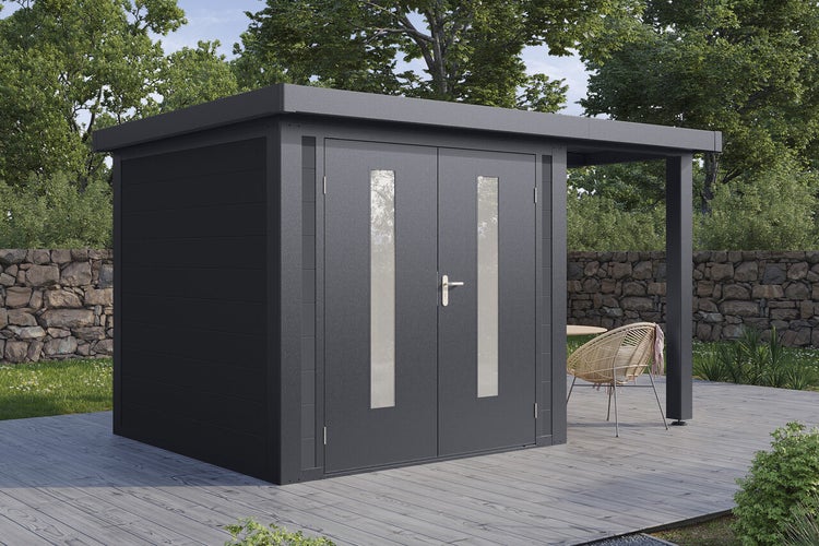 Modernes Gartenhaus mit Flachdach und seitlichem Anbau mit Doppeltüren und vertikalen Glaseinsätzen auf einer Holzterrasse im Garten