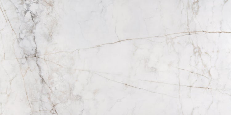 Nahaufnahme einer weißen Marmorfliese mit grauen Adern.