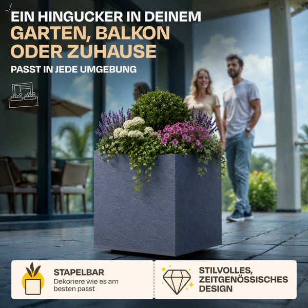 Quadratisches Pflanzgefäß in Steinoptik auf einer Terrasse, bepflanzt mit Buchsbaum und Blumen. Stapelbar und mit zeitgenössischem Design.