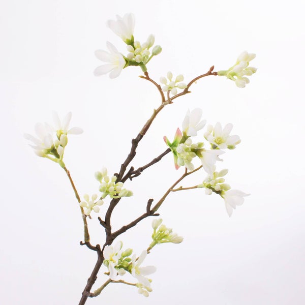 Künstlicher Eukalyptuszweig mit grünen Blättern und Samenkapseln für die Dekoration.