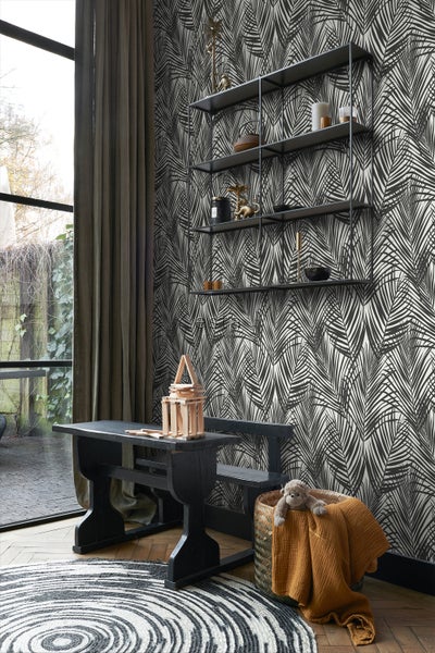 Wohnraum mit gemusterter Tapete, Regal und Schreibtisch