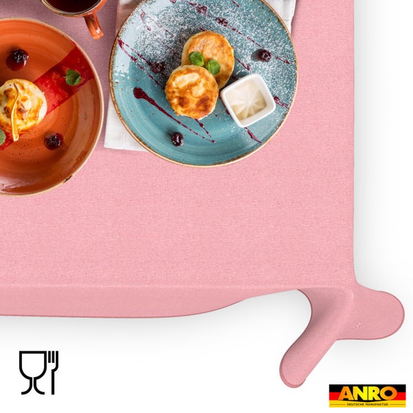 Strukturierte rosa Tischdecke aus Stoff in heller Szene mit Speisen, lebensmittelecht, ANRO Logo.