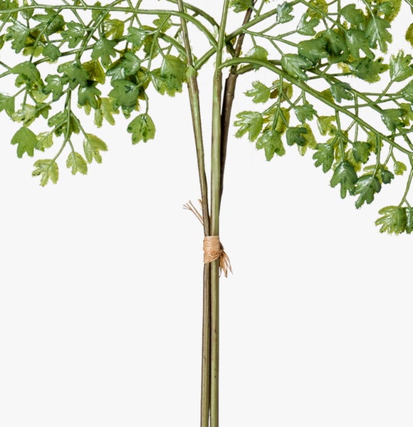 Detailansicht eines künstlichen Farnzweigs aus Kunststoff mit zusammengebundenen Stielen für Dekorationen.