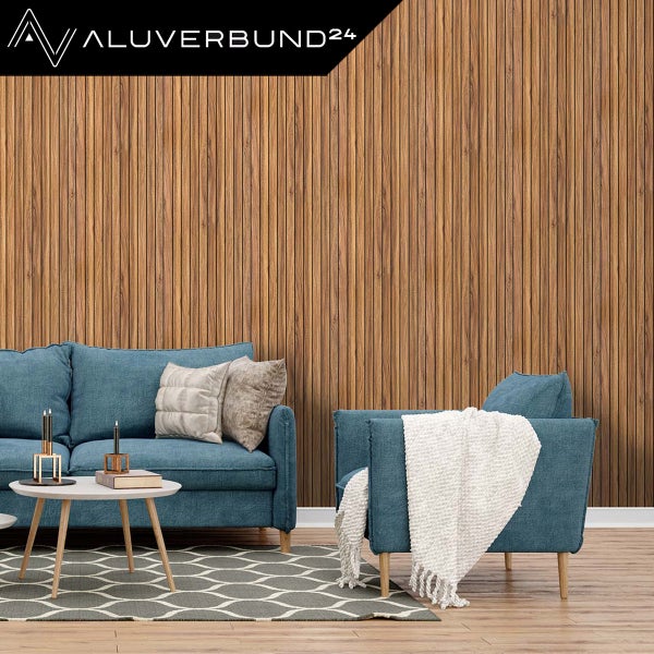 Wohnzimmer mit Holzpaneelwand, Sofa, Sessel und Teppich