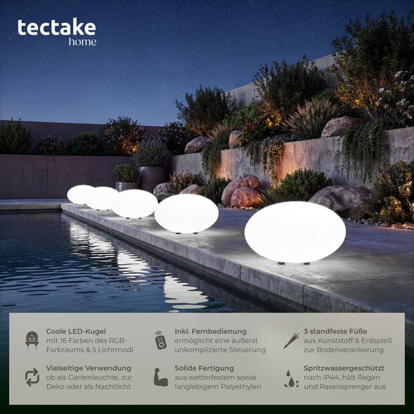 tectake home Logo. Fünf leuchtende LED-Gartenkugeln am Poolrand bei Nacht. Wetterfeste Lampen aus Polyethylen mit Fernbedienung und Schutzart IP44.