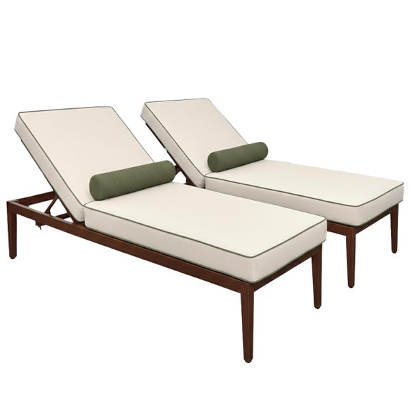 Zwei Gartenliegen aus Holz mit hellen Auflagen und grünen Nackenrollen