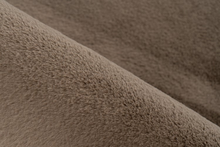 Strukturaufnahme eines weichen Kunstfells mit dichter Textur zur Verwendung als Wohntextil oder Teppichoberfläche
