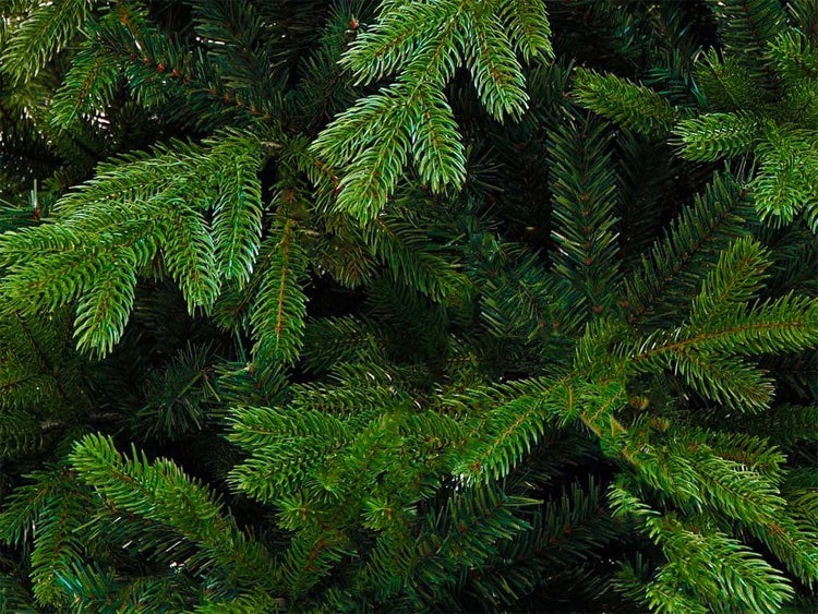 Detaillierte Nahaufnahme der Nadeln eines künstlichen Weihnachtsbaumes.