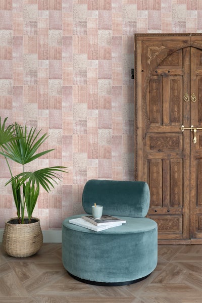 Dekoratives Interieur mit gemusterter Tapete, Tür aus Holz, Sitzmöbeln und Zimmerpflanze.