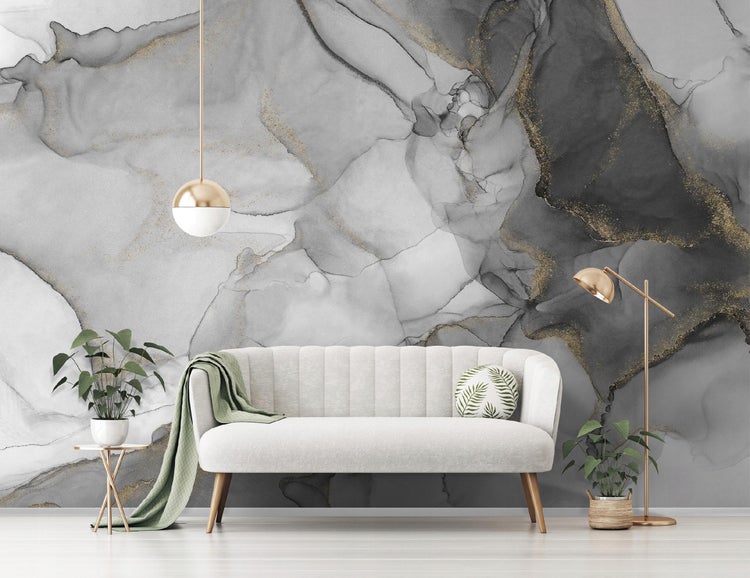 Wohnzimmer mit Sofa, Stehlampe, Pendelleuchte und gemusterter Tapete