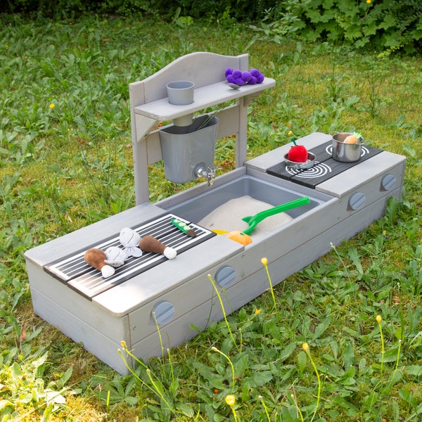 Spielküche aus Holz mit Zubehör im Garten