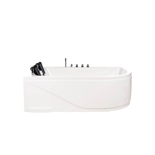 Weiße Eckbadewanne mit Whirlpoolfunktion und zwei Kopfstützen inklusive Armaturen auf der Wannenrandablage.