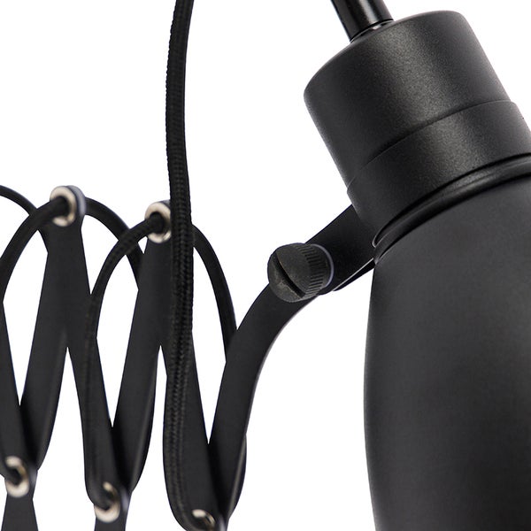 Detailansicht einer schwarzen Scherenleuchte mit Textilkabel