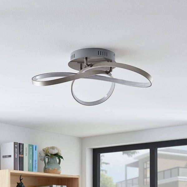 Moderne LED-Deckenleuchte mit drei geschwungenen, überlappenden Ringen aus Metall in einem hellen, organisierten Raum.