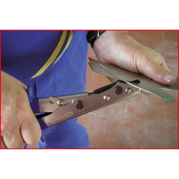 Blechlocher mit blauen Griffen