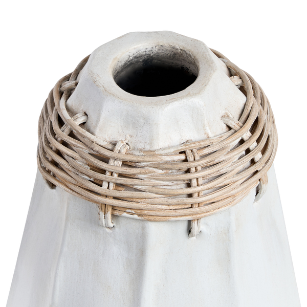 Dekorative Vase aus Keramik mit geflochtener Rattanverzierung am Hals