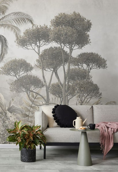 Wohnzimmer mit Fototapete mit Pflanzenmotiven, Sofa, Beistelltisch und Zimmerpflanze