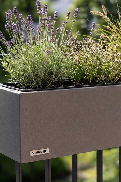 Vivanno Blumenkasten aus Metall am Balkongeländer bepflanzt mit Lavendel und Gräsern.
