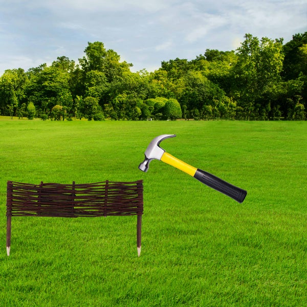 Szene mit Weidenzaun und Hammer auf einer Rasenfläche