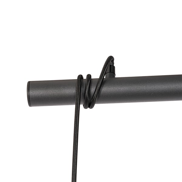 Detailansicht einer schwarzen Lampenaufhängung mit Kabelaufwicklung