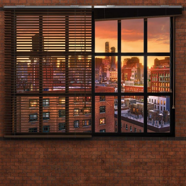 Fenster mit Jalousien und Blick auf eine Stadt bei Sonnenuntergang