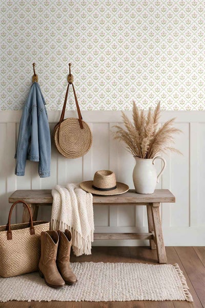 Flurbereich mit gemusterter Vliestapete, Holzbank, Strohtasche, Hut, Dekovase mit Trockenblumen und Cowboy Stiefeln, Landhausstil.