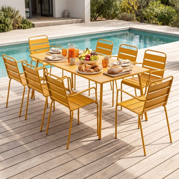 Gelbe Garten-Essgruppe aus Metall mit rechteckigem Tisch und acht Stühlen mit Armlehnen auf einer Holzterrasse am Pool.